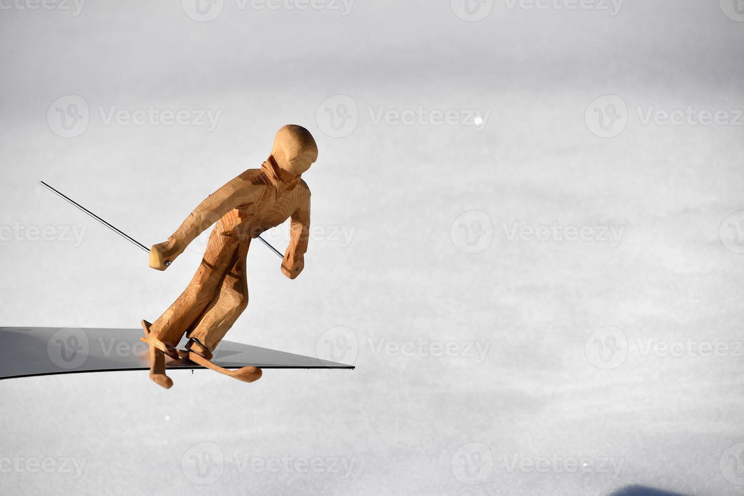skiër figuur Aan Alpen geïsoleerd Aan wit sneeuw achtergrond foto