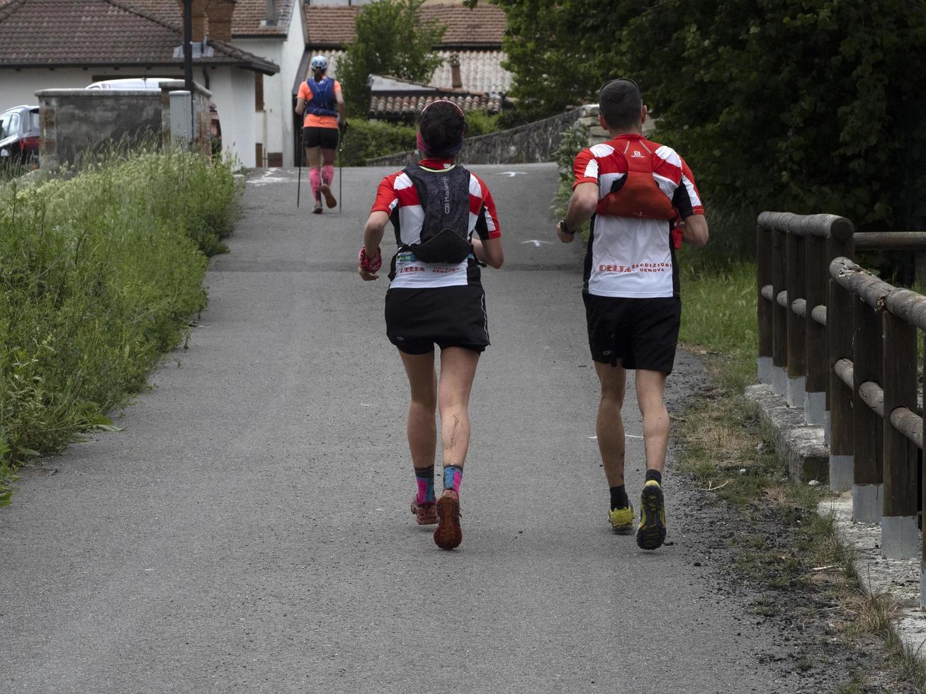 cantalupo liguur, Italië - mei 15 2021 - steen deur porte di pietra beproeving rennen marathon foto