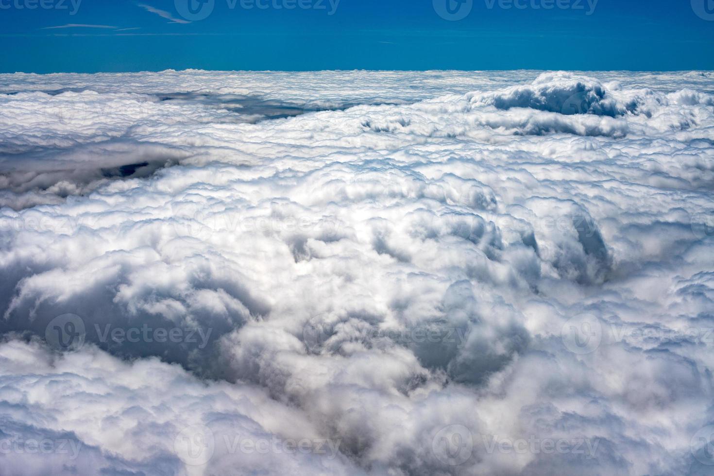 wolken in de lucht vliegtuig foto