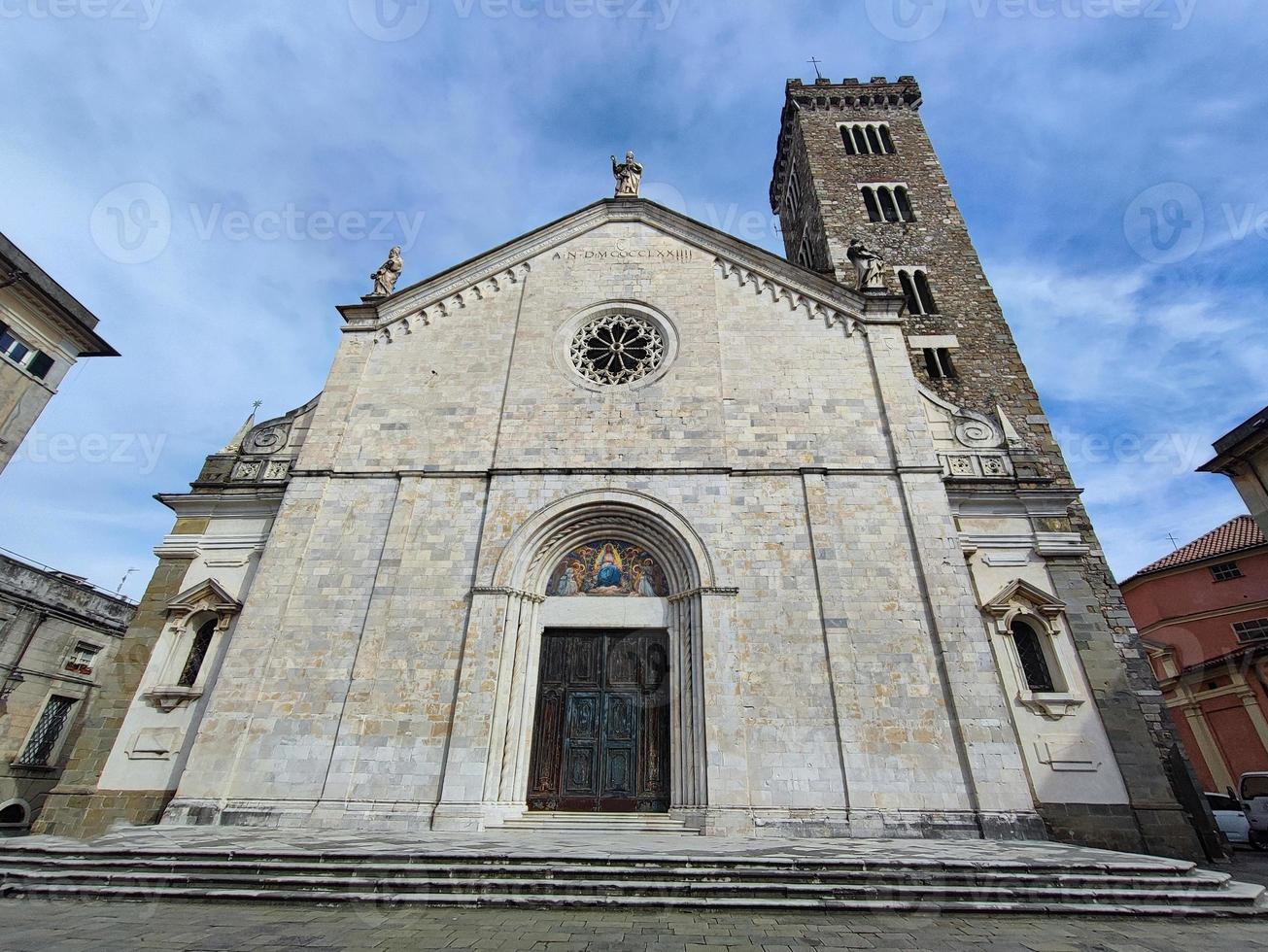 sarzana Italië pittoresk dorp kerk foto