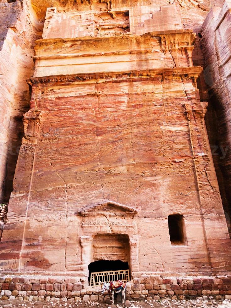 oude nabataean graf in petra stad- foto