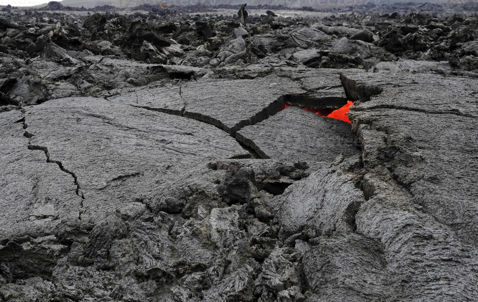 glimpen van lava in de buurt ijsland nieuwste vulkaan, geldingadalir foto