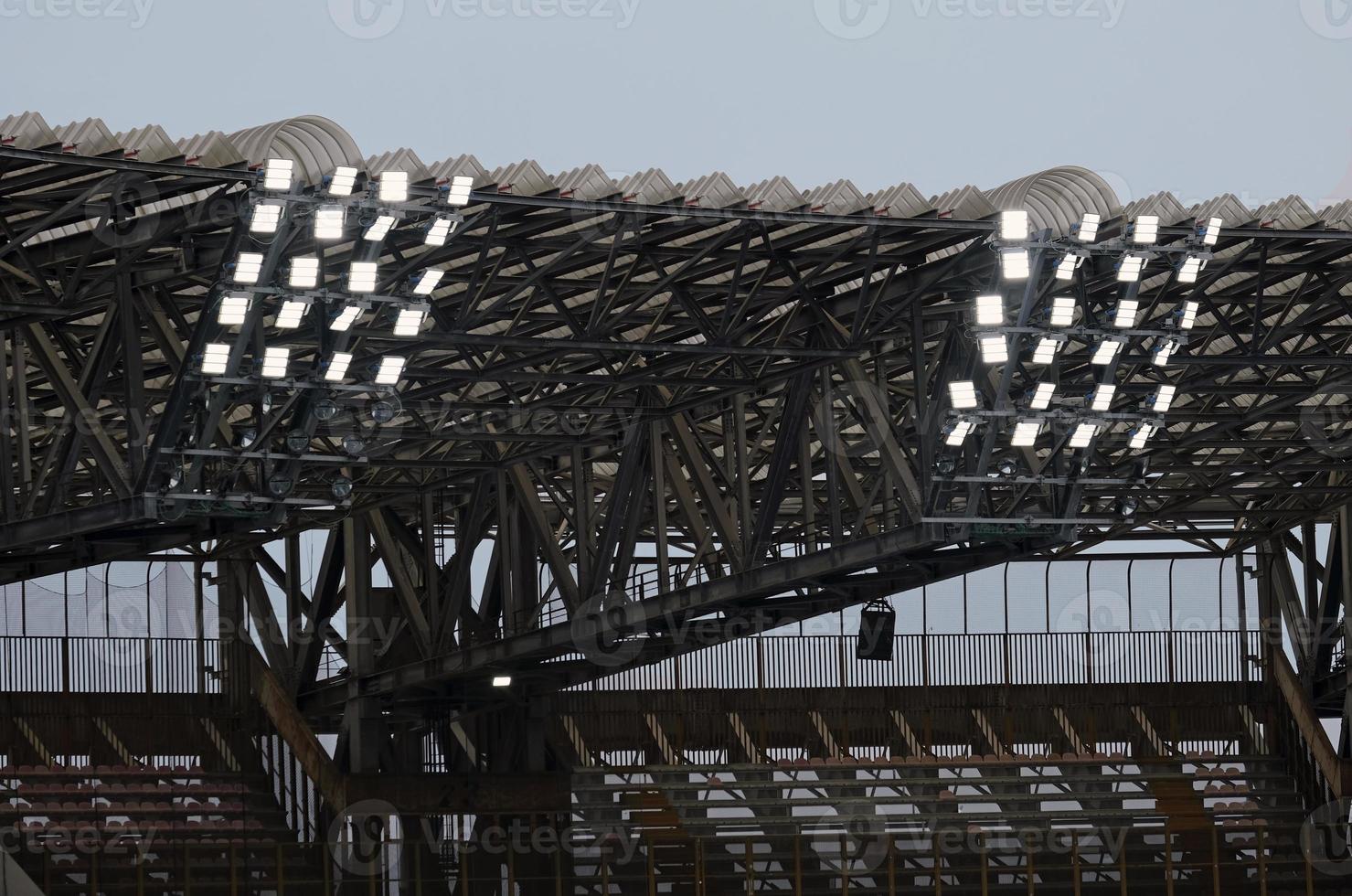 stadion dak met schijnwerpers in de vroeg avond foto