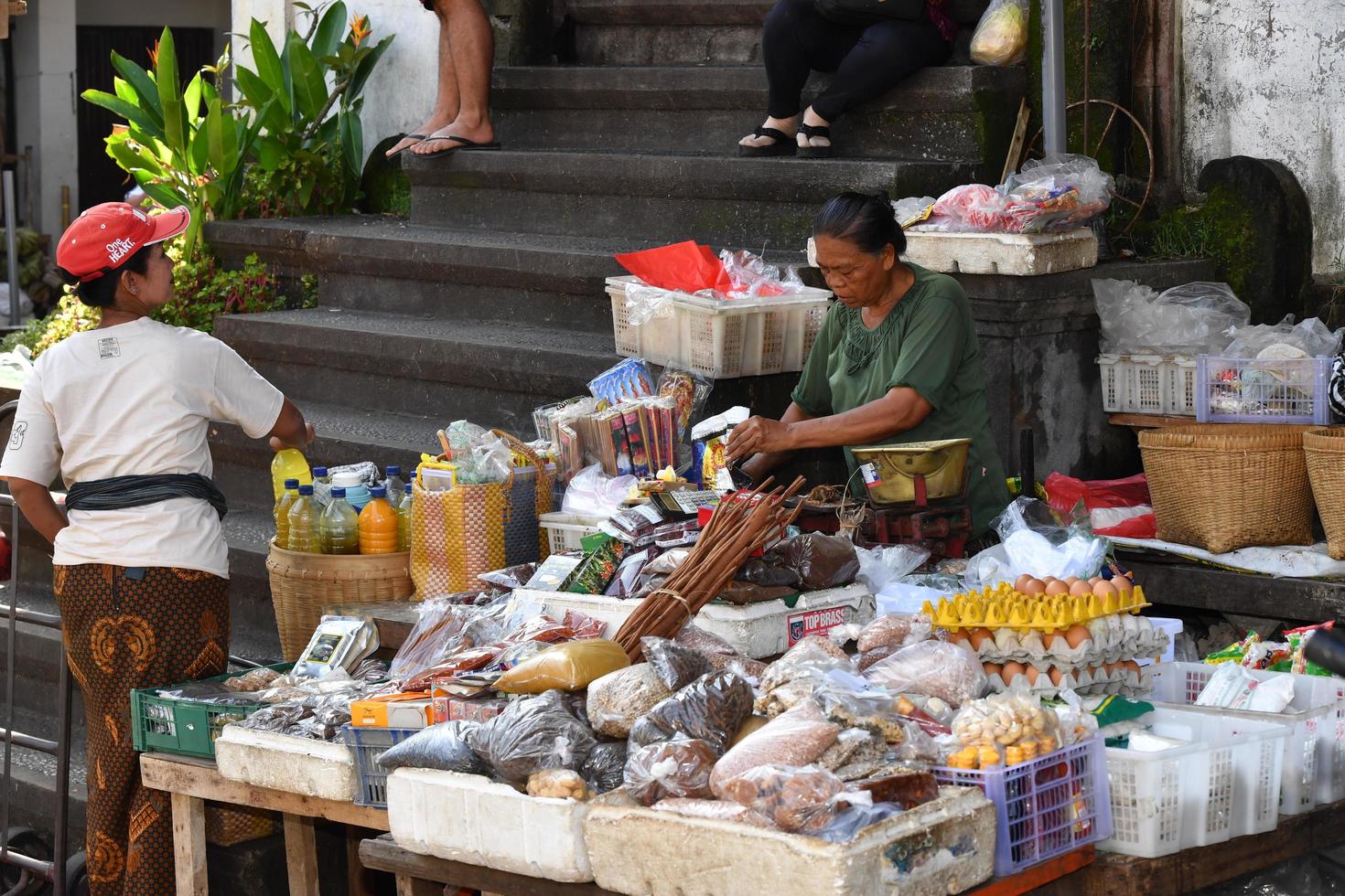 ubud, Indonesië - augustus 18, 2016 - lokaal Bali eiland mensen verkoop en buying Bij stad- markt foto