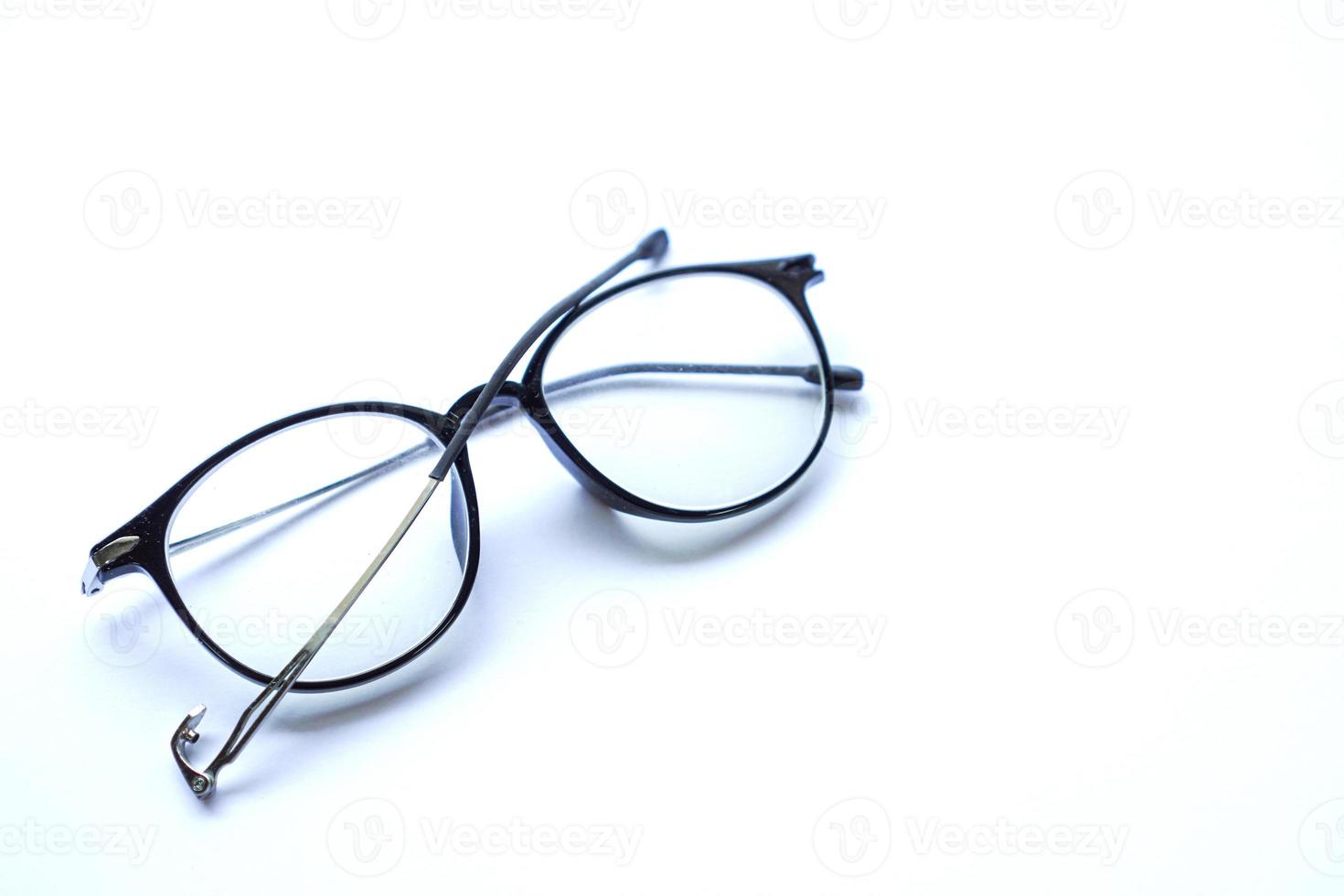 zwart gebroken oud bril geïsoleerd Aan wit foto