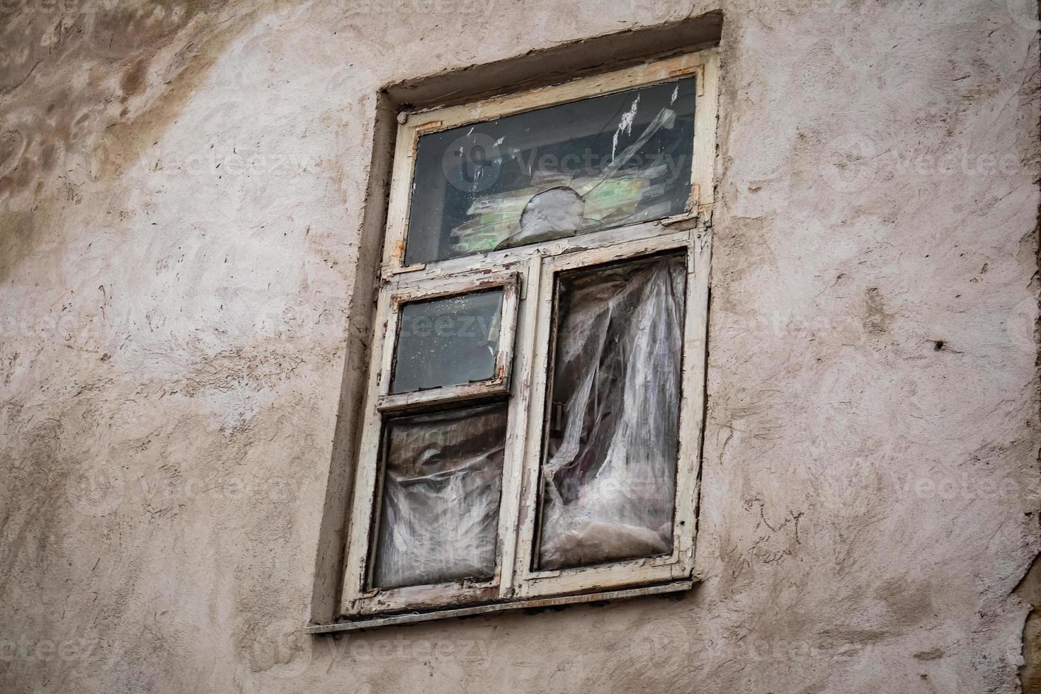 oud vuil houten venster en muur in oud stad- in Europa foto