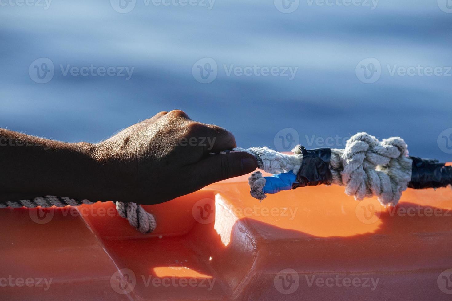 hand- van zwart migrant detail Aan boot foto