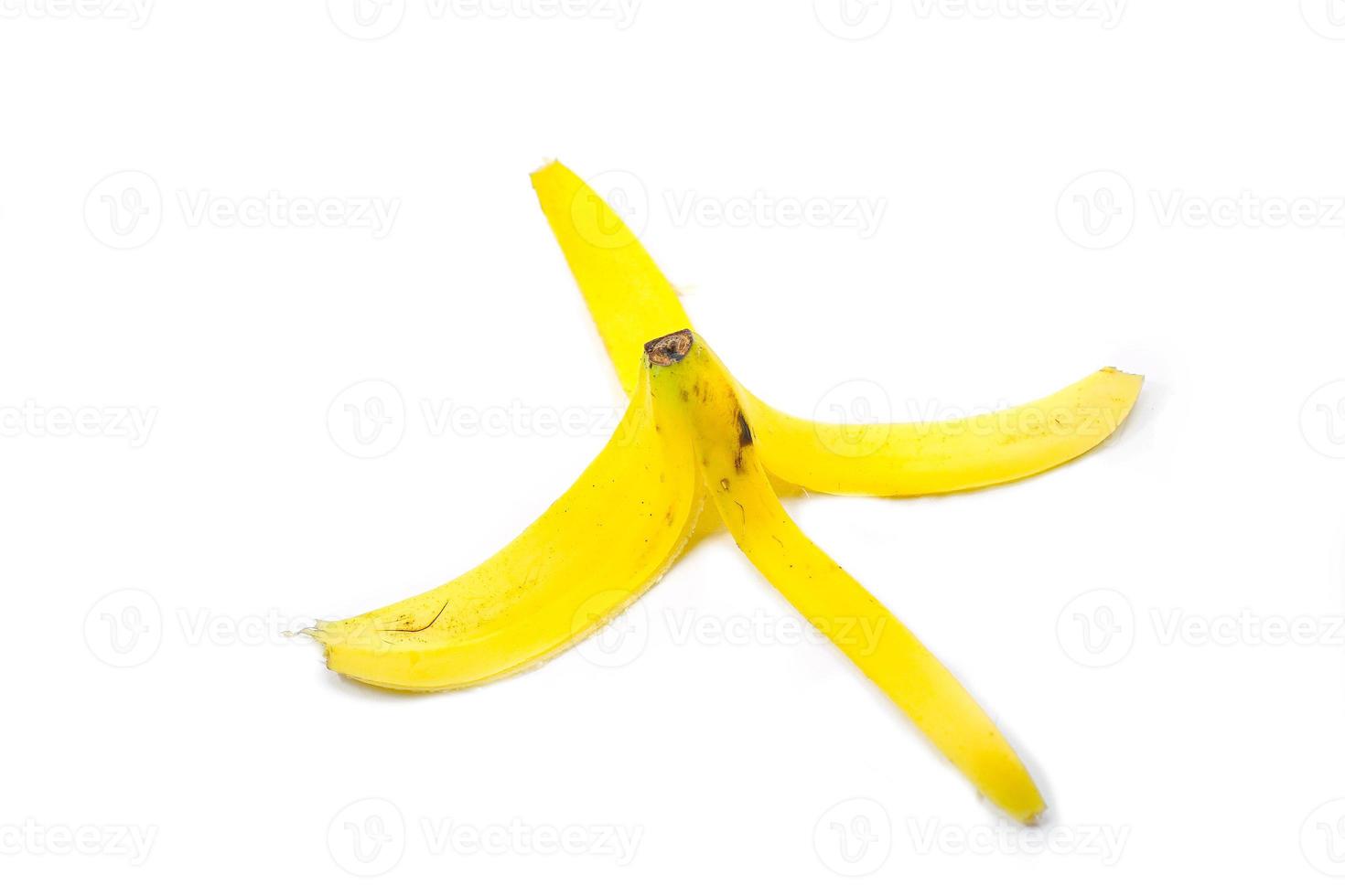 banaan schillen dat zijn gegooid onzorgvuldig geïsoleerd Aan wit foto