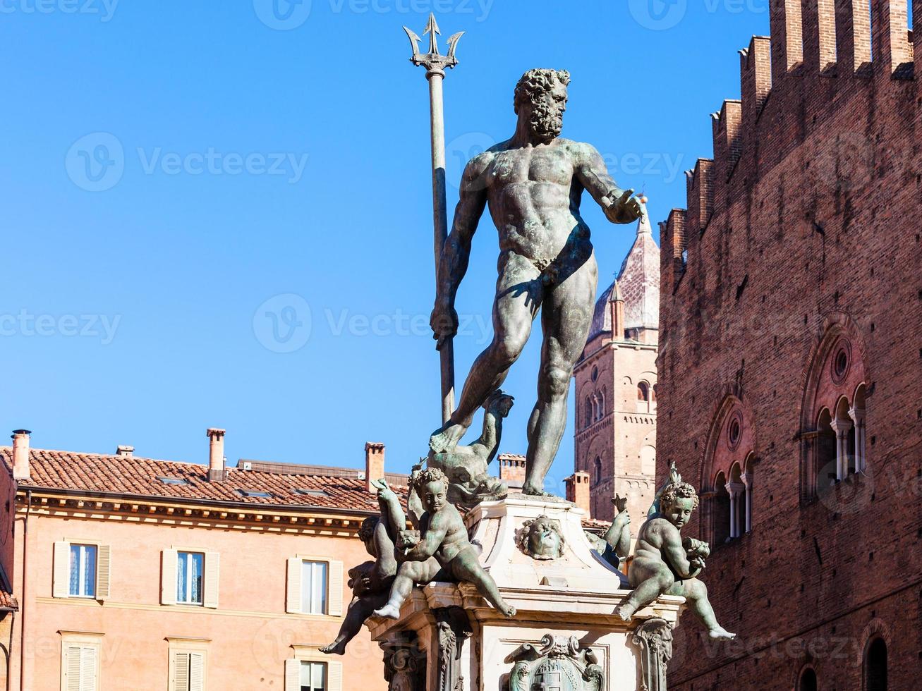 figuur van Neptunus in bologna stad in zonnig da foto