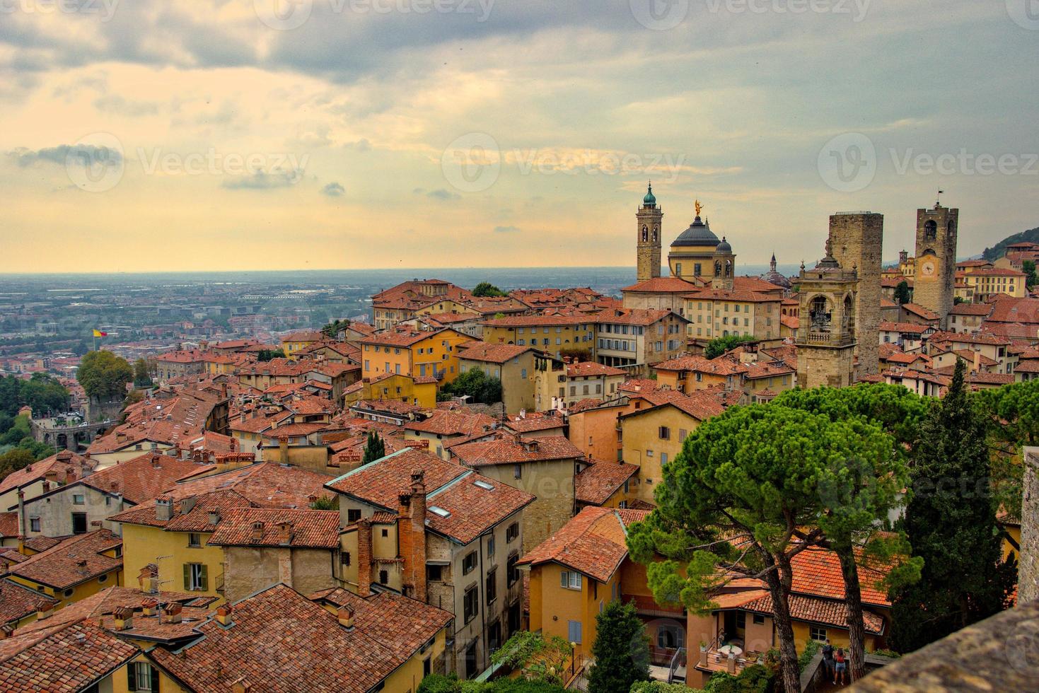 visie over- de stad van bergamo, Lombardije, Italië, 2022 foto