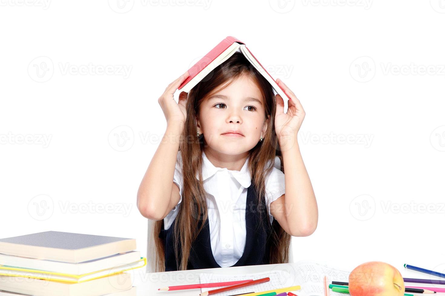 gelukkig en schattig tiener school- meisje hebben pret Bij school. foto