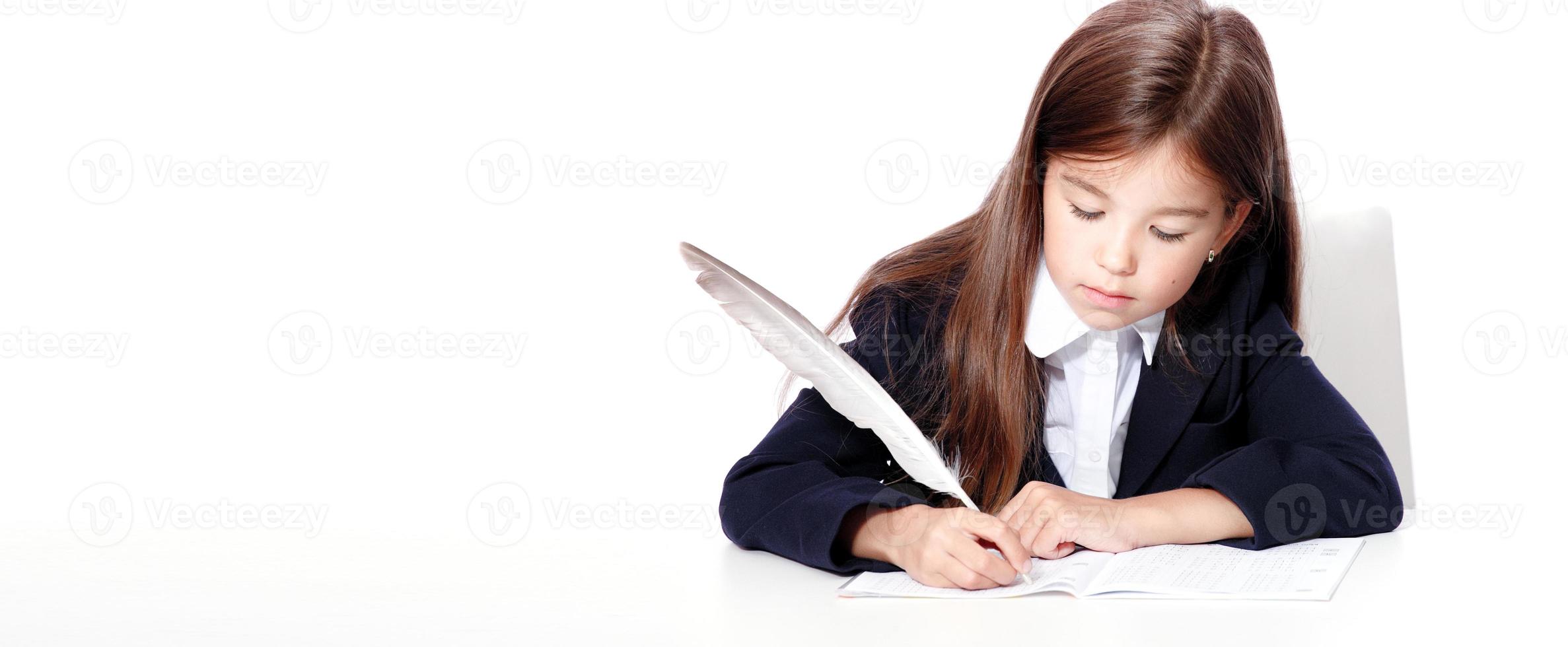 gelukkig en schattig tiener school- meisje schrijft in een boek of notitieboekje foto