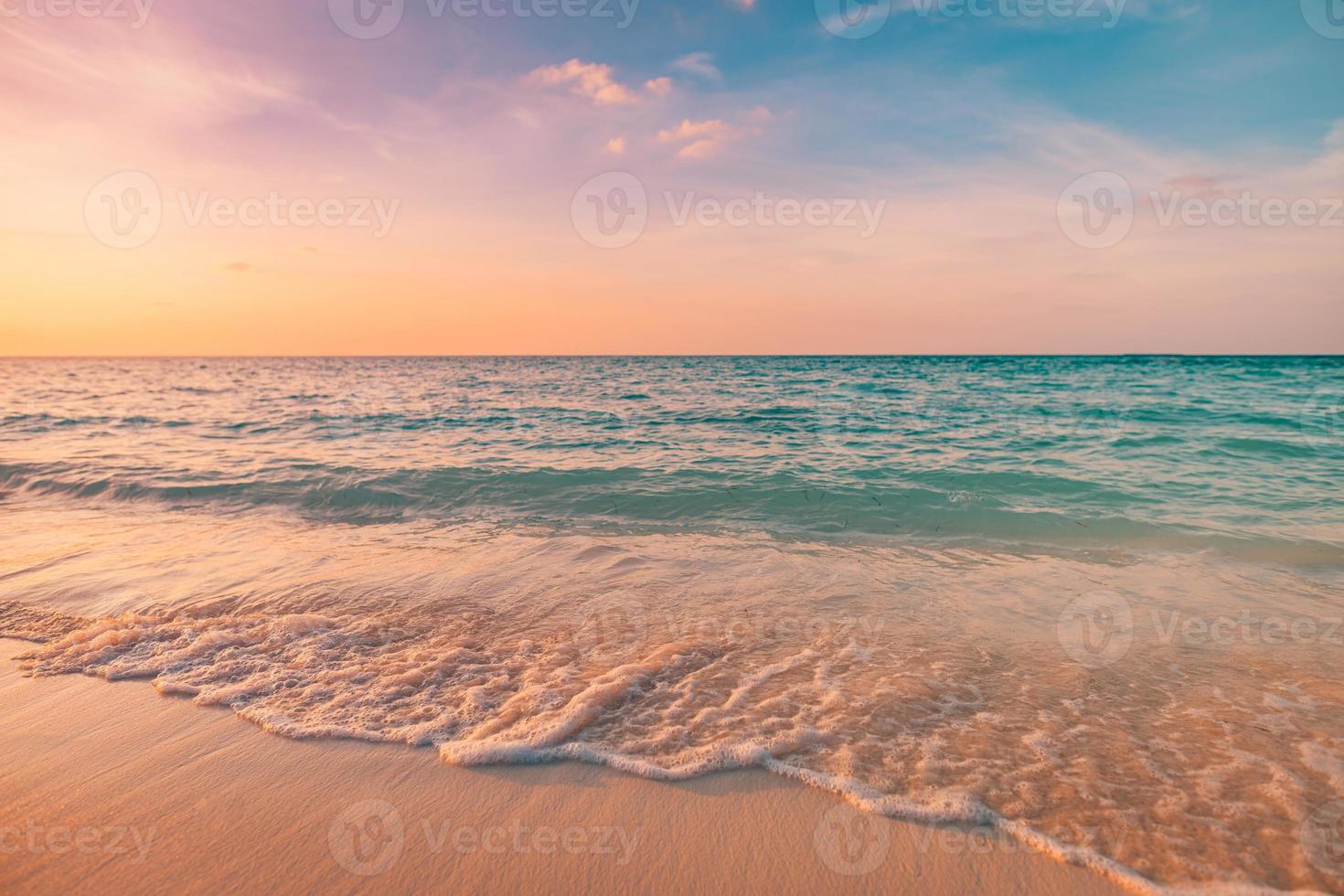 close-up zee zandstrand. panoramisch strandlandschap. inspireren tropische strand zeegezicht horizon. oranje en gouden zonsondergang hemel kalmte rustig ontspannen zonlicht zomerstemming. vakantie reizen vakantie banner foto