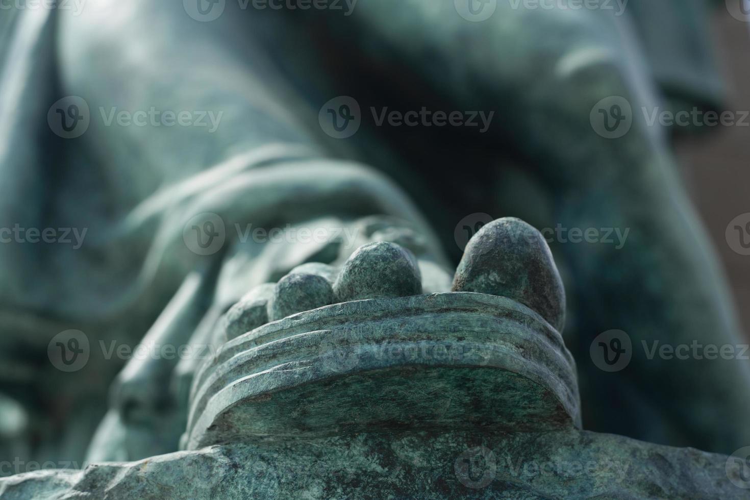 groenig gezandstraalde voet van een standbeeld foto