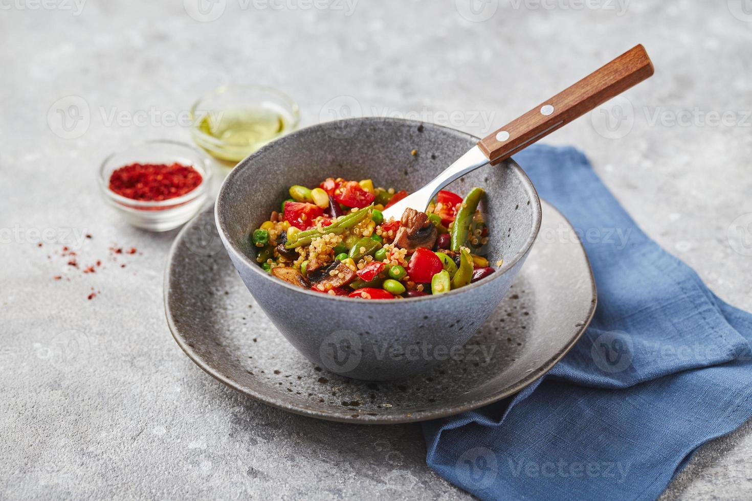 quinoa met groen bonen, tomaten, gebakken champignons, maïs, rood klok pepers, erwten en soja bonen. gezond groente mengen foto