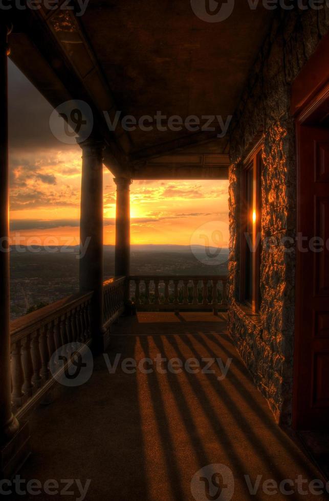 zonsondergang uitzicht vanaf pagode veranda foto