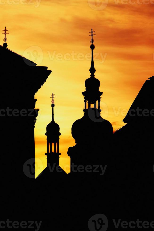 torens silhouetten in het historische centrum van Praag bij zonsondergang foto