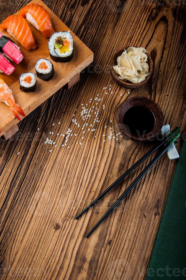 Oosterse Japanse sushi set met zeevruchten foto