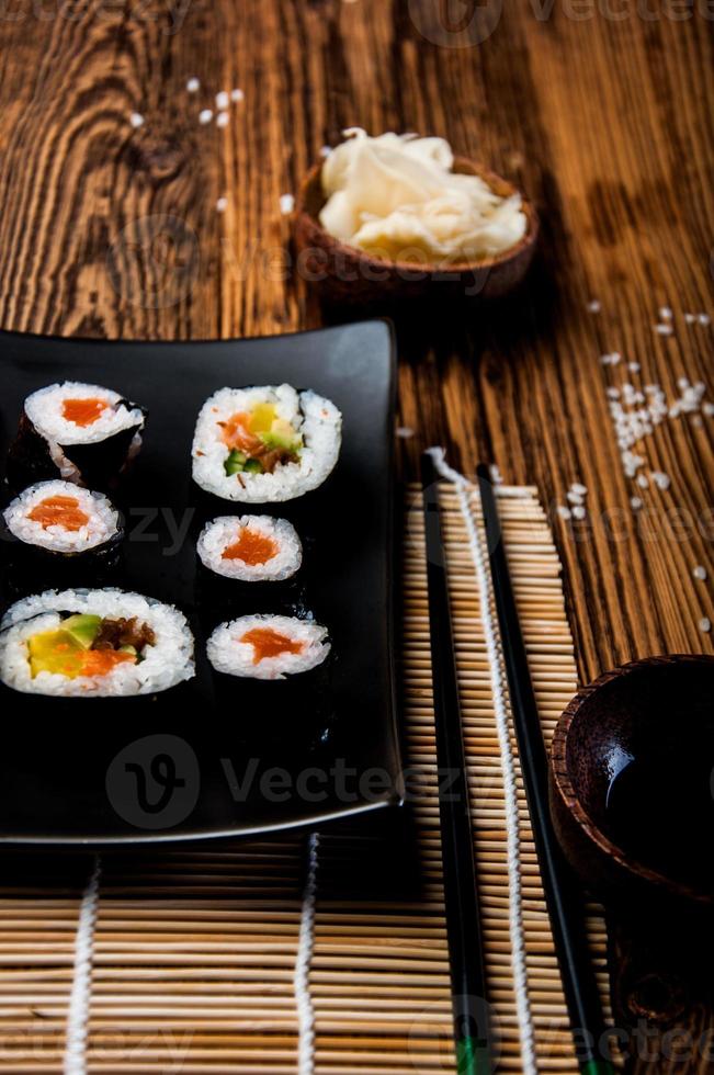 prachtige sushi set, oosterse thema op de oude houten tafel foto