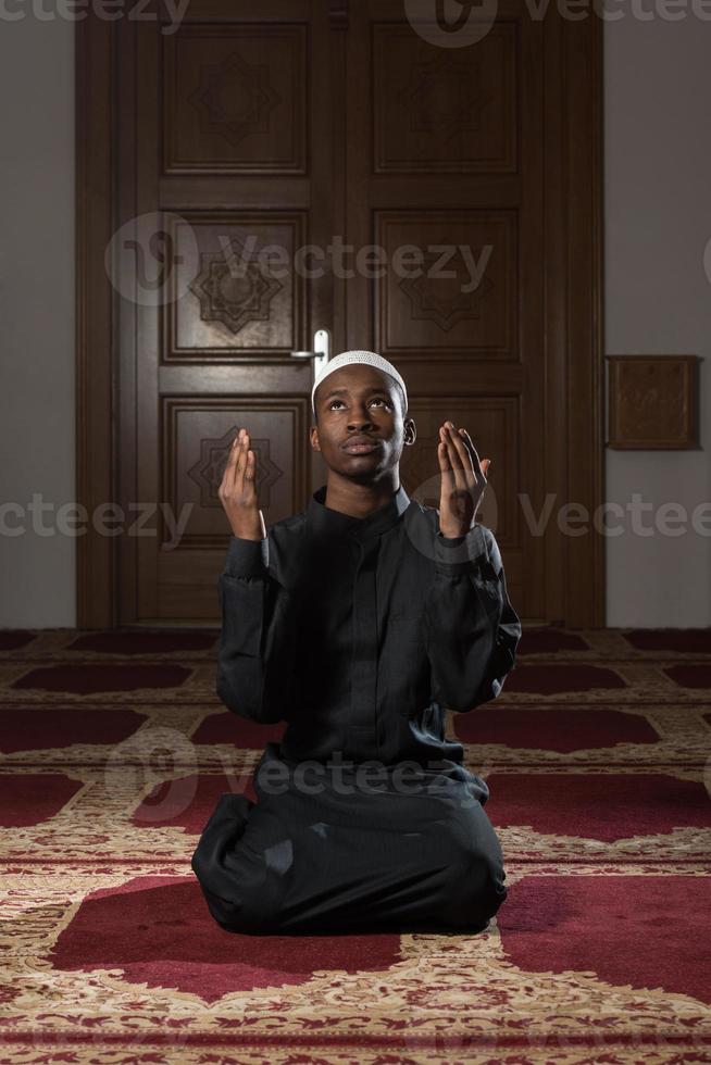 Afrikaanse moslim bidden in moskee foto