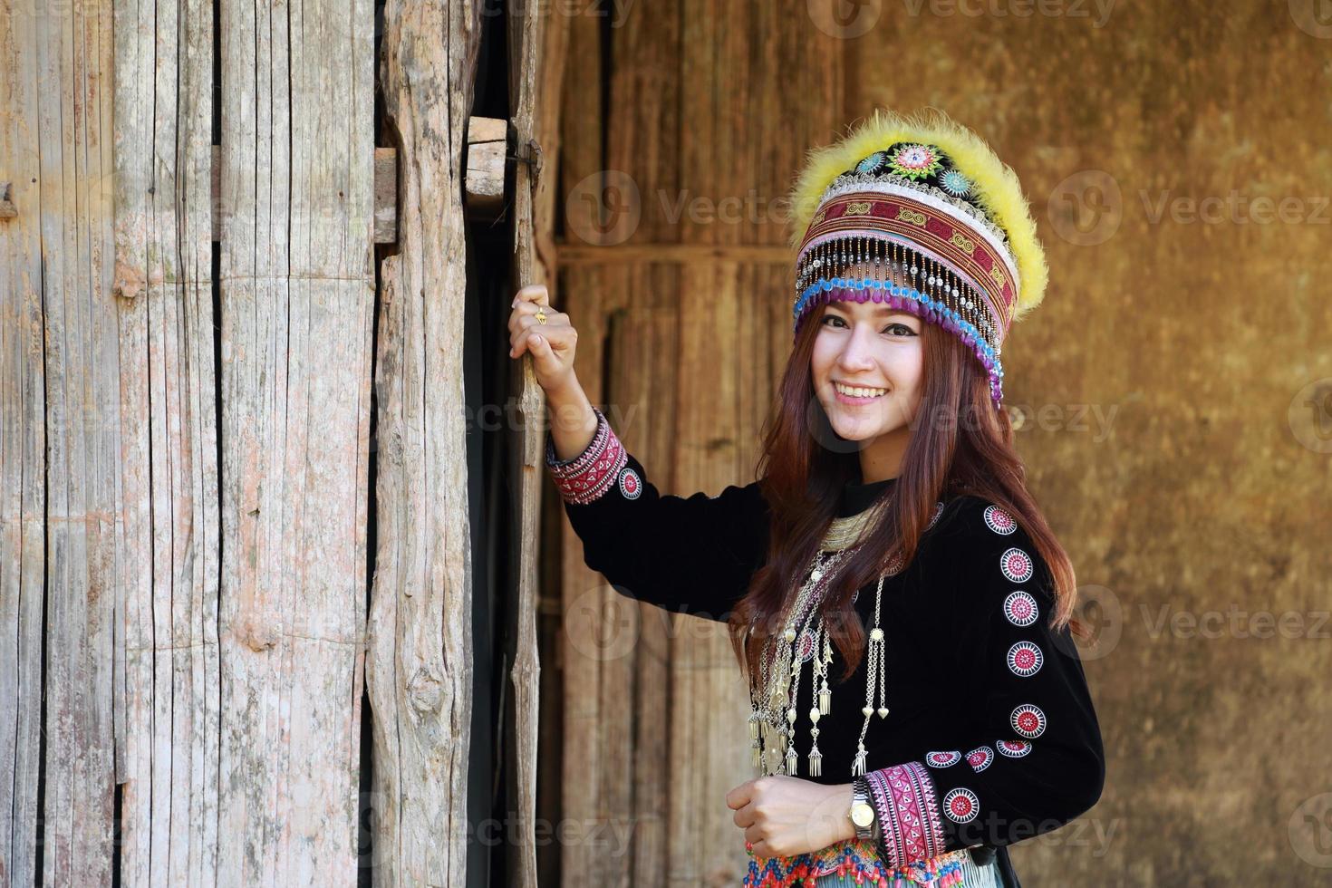 traditioneel geklede mhong bergstamvrouw foto