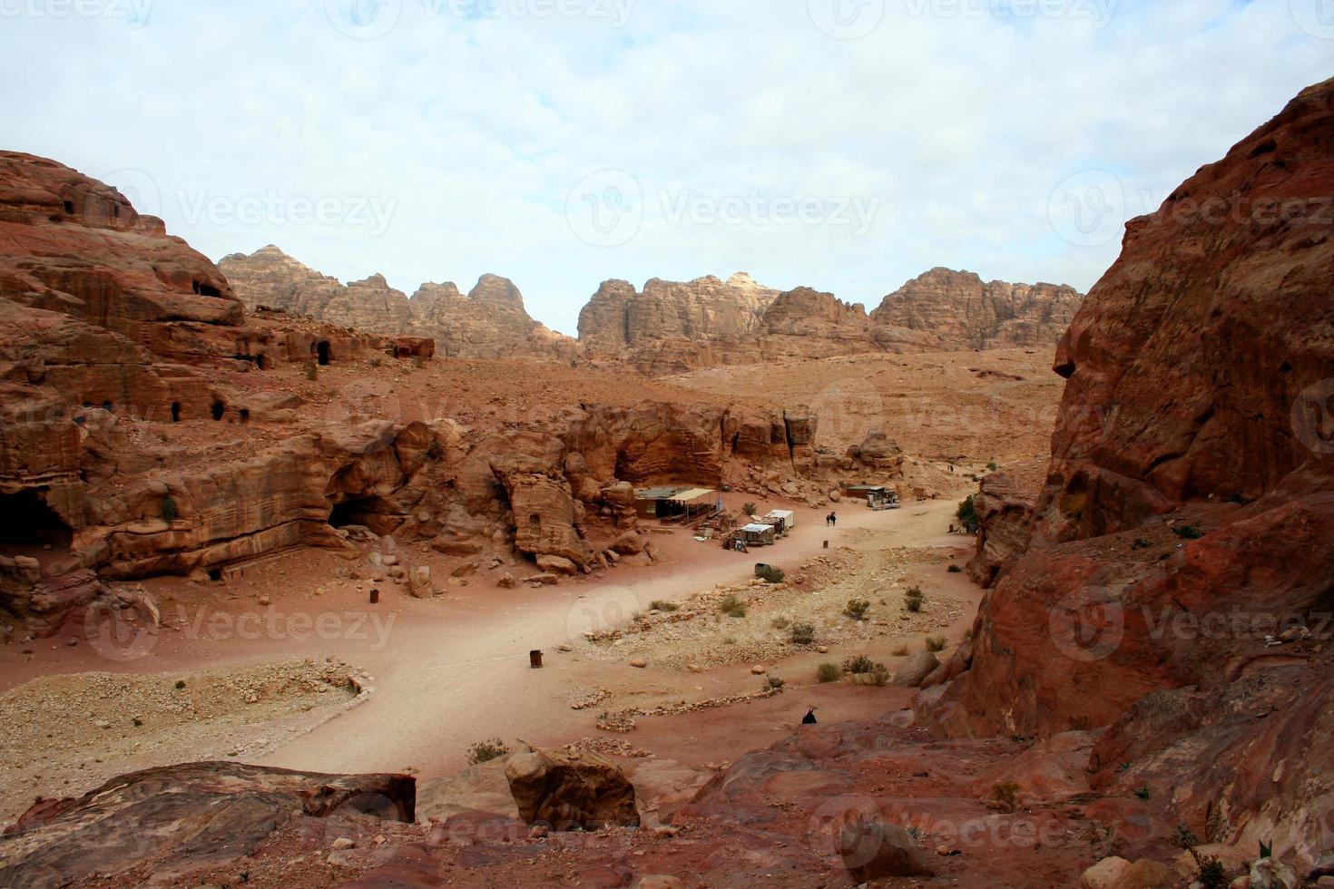 graven uitgehouwen in de rode zandsteen in Petra, Jordanië foto