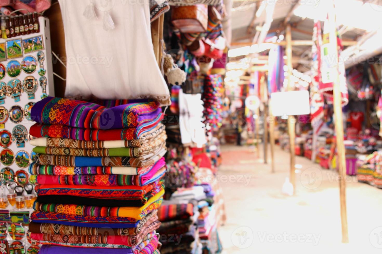 lokale Peruaanse producten. cuzco straten. traditionele kunst foto