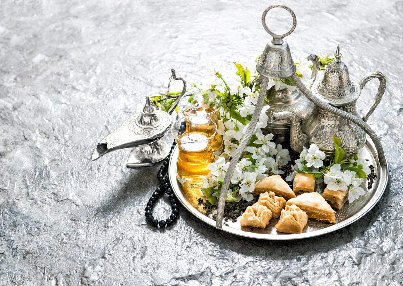 theepot en glazen, snoep. islamitische feestdagen. hari raya aidilfitri foto