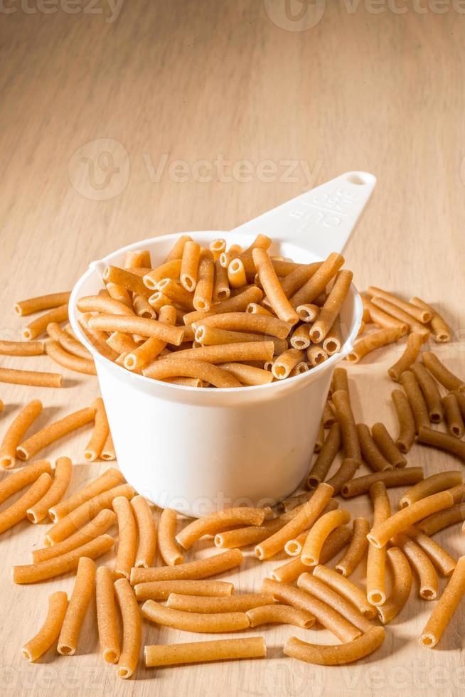 een kopje volkoren macaroni foto