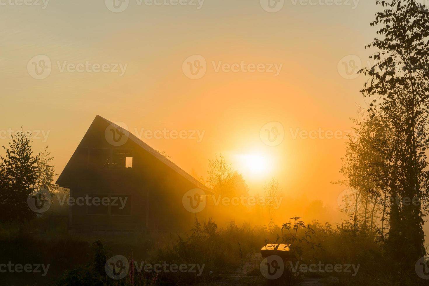 zonsopgang in het dorp foto