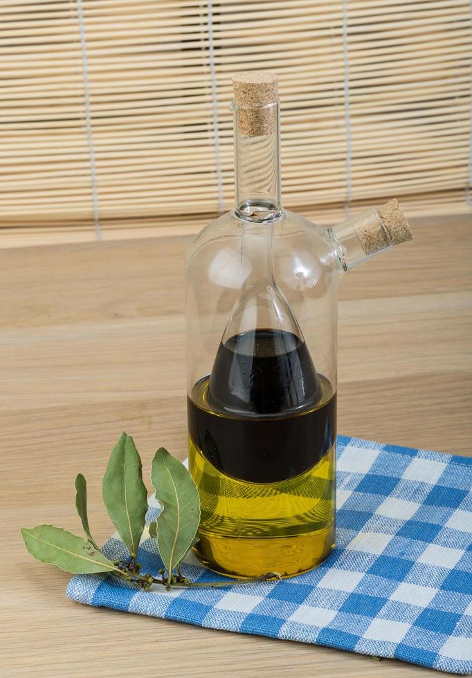 azijn en olijf- olie Aan houten achtergrond foto