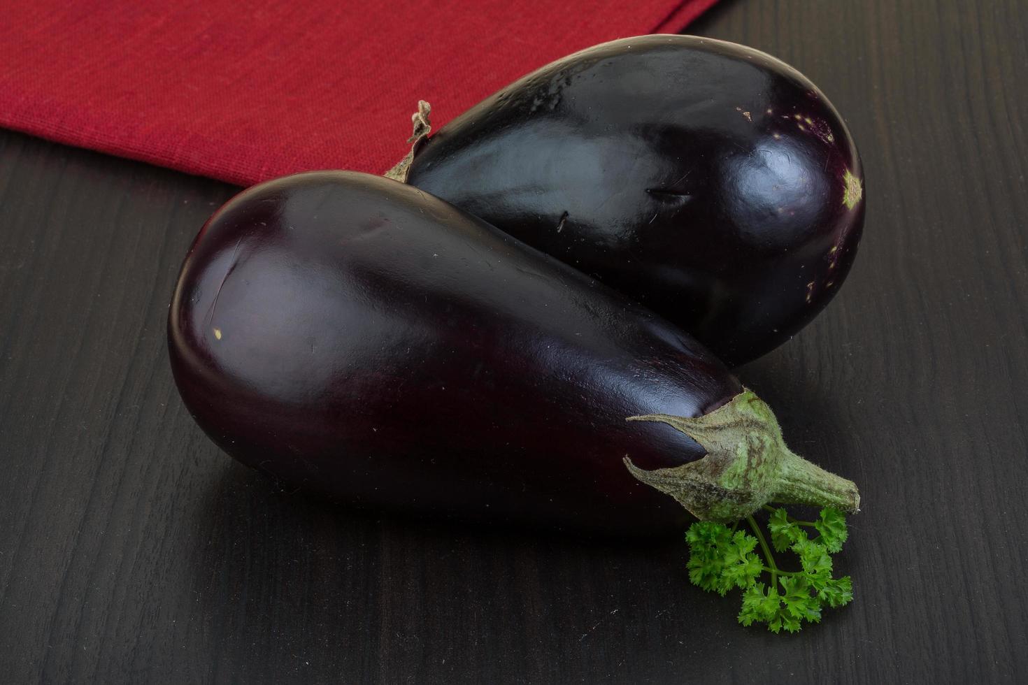 aubergine Aan houten achtergrond foto