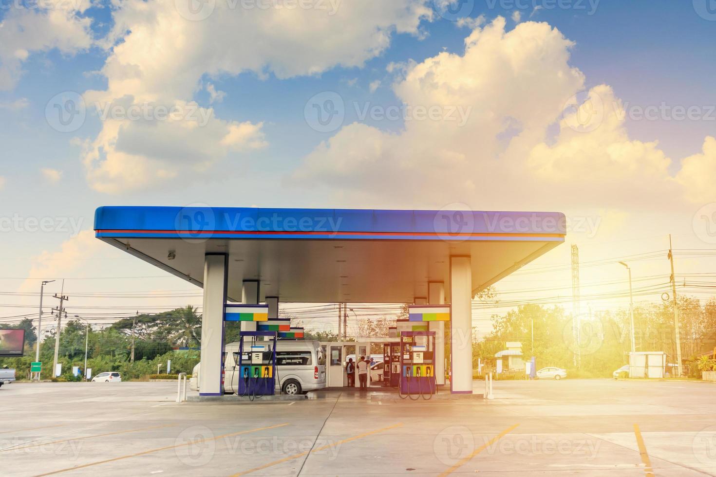 benzine benzinestation met wolken en blauwe lucht foto