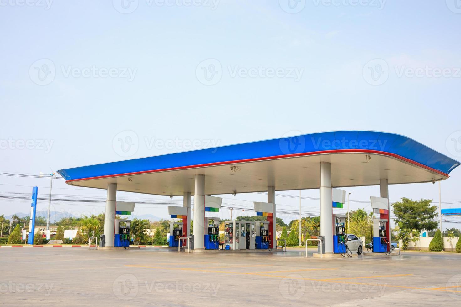 benzine benzinestation met wolken en blauwe lucht foto