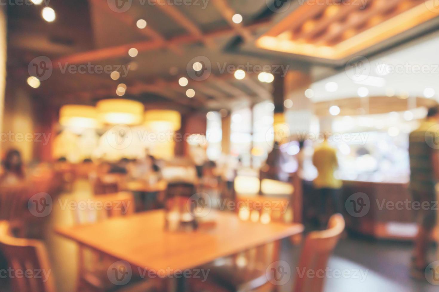 restaurant interieur met klant en houten tafel vervagen abstracte achtergrond met bokeh licht foto