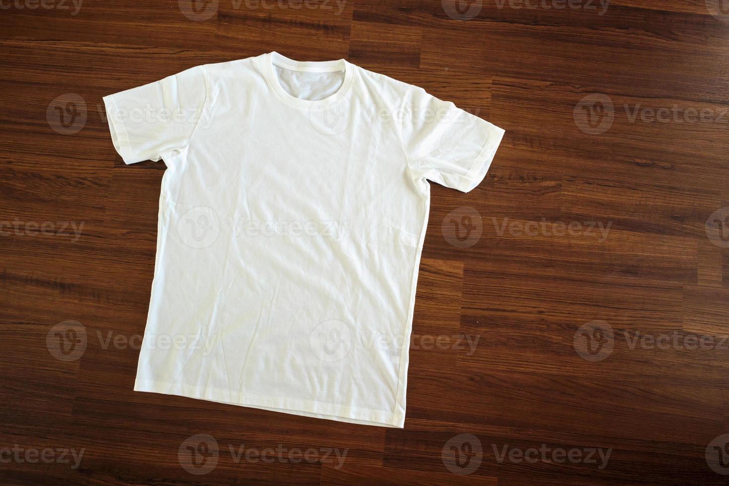 wit t-shirt op houten ondergrond foto