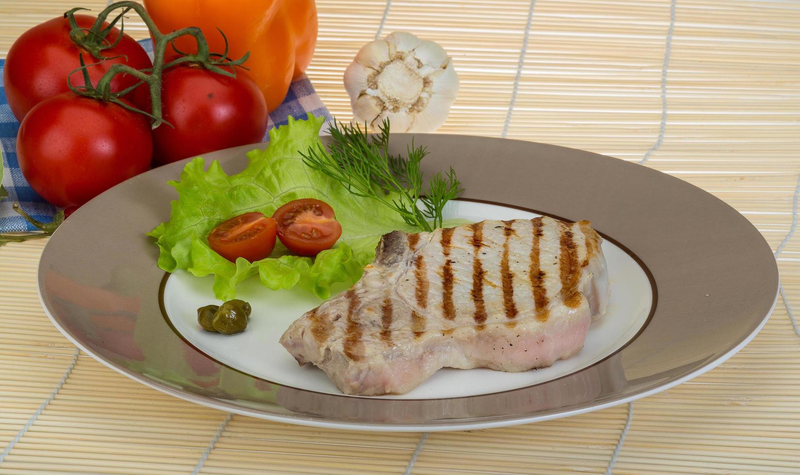 gegrild t-bone steak Aan de bord en houten achtergrond foto