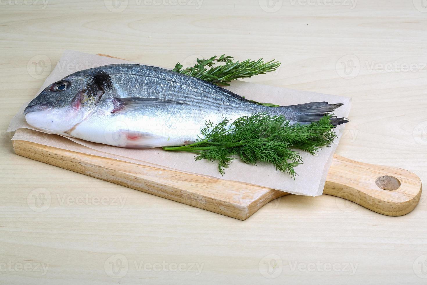 rauw dorado Aan houten bord en houten achtergrond foto