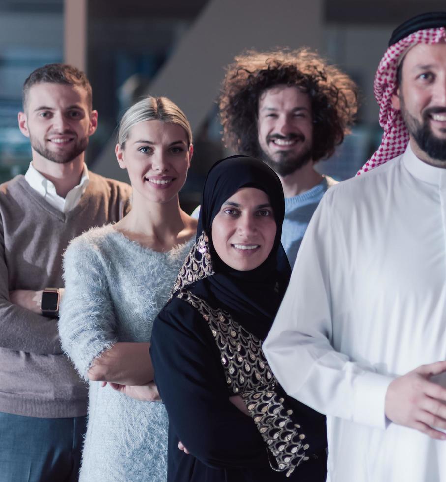 portret van multiraciaal verschillend groep van mensen uit het bedrijfsleven team staand achter ouder Arabisch team leider foto