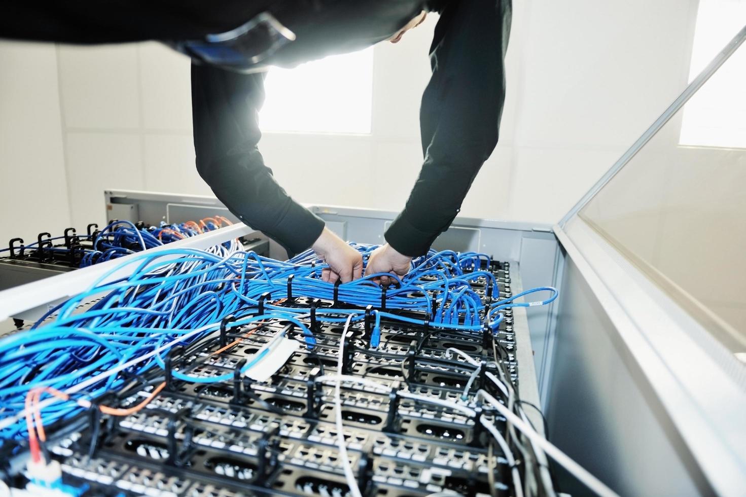 jong het ingenieur in datacenter server kamer foto