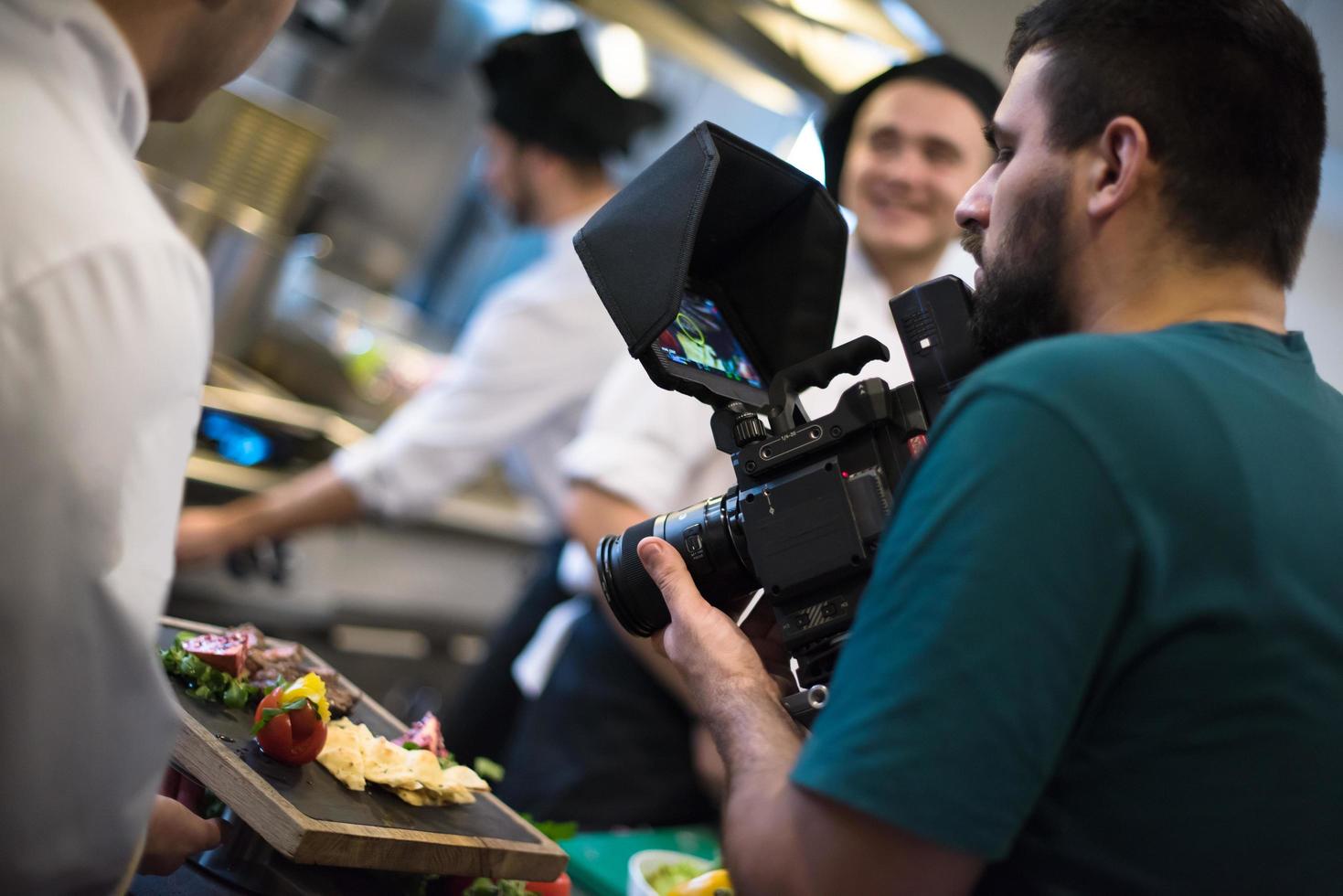 videograaf opname terwijl team kookt en koks voorbereidingen treffen maaltijd foto