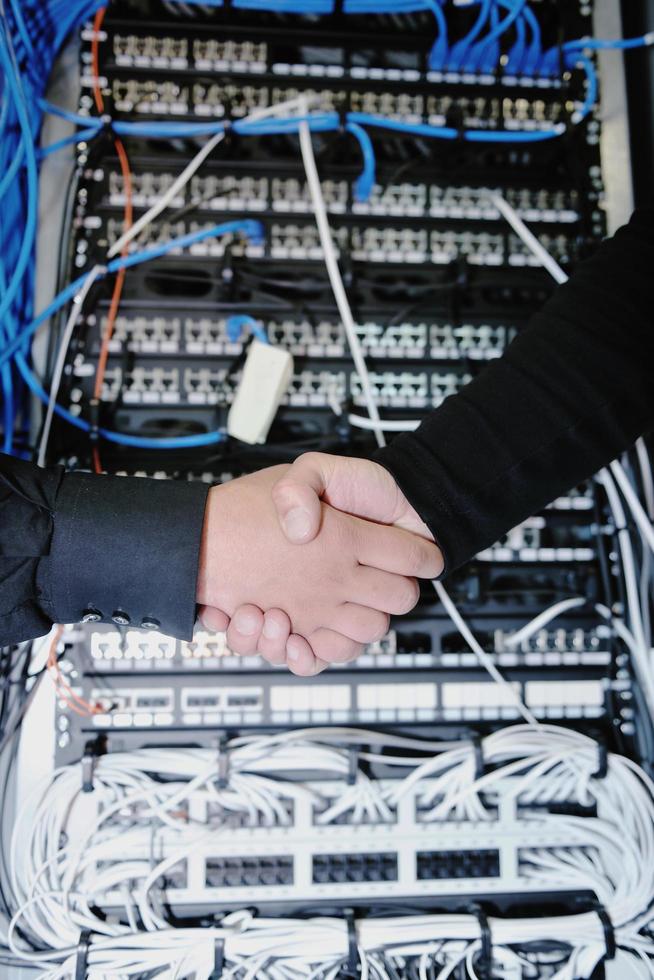 het ingenieur in netwerk server kamer foto