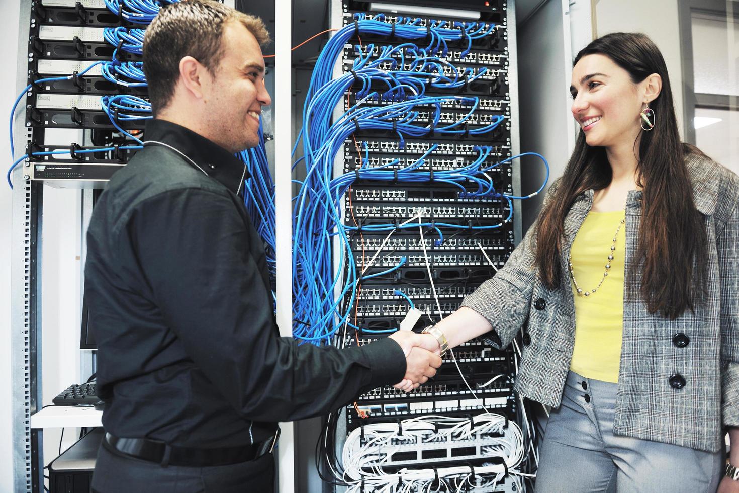 het ingenieur in netwerk server kamer foto