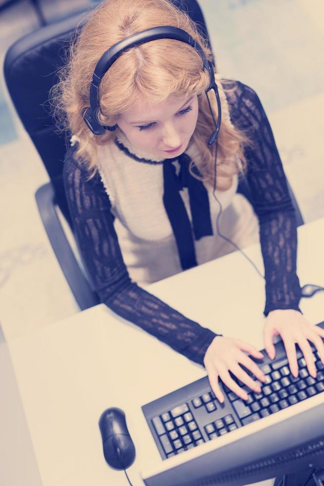 vrouw telefoontje centrum operator aan het doen haar baan top visie foto