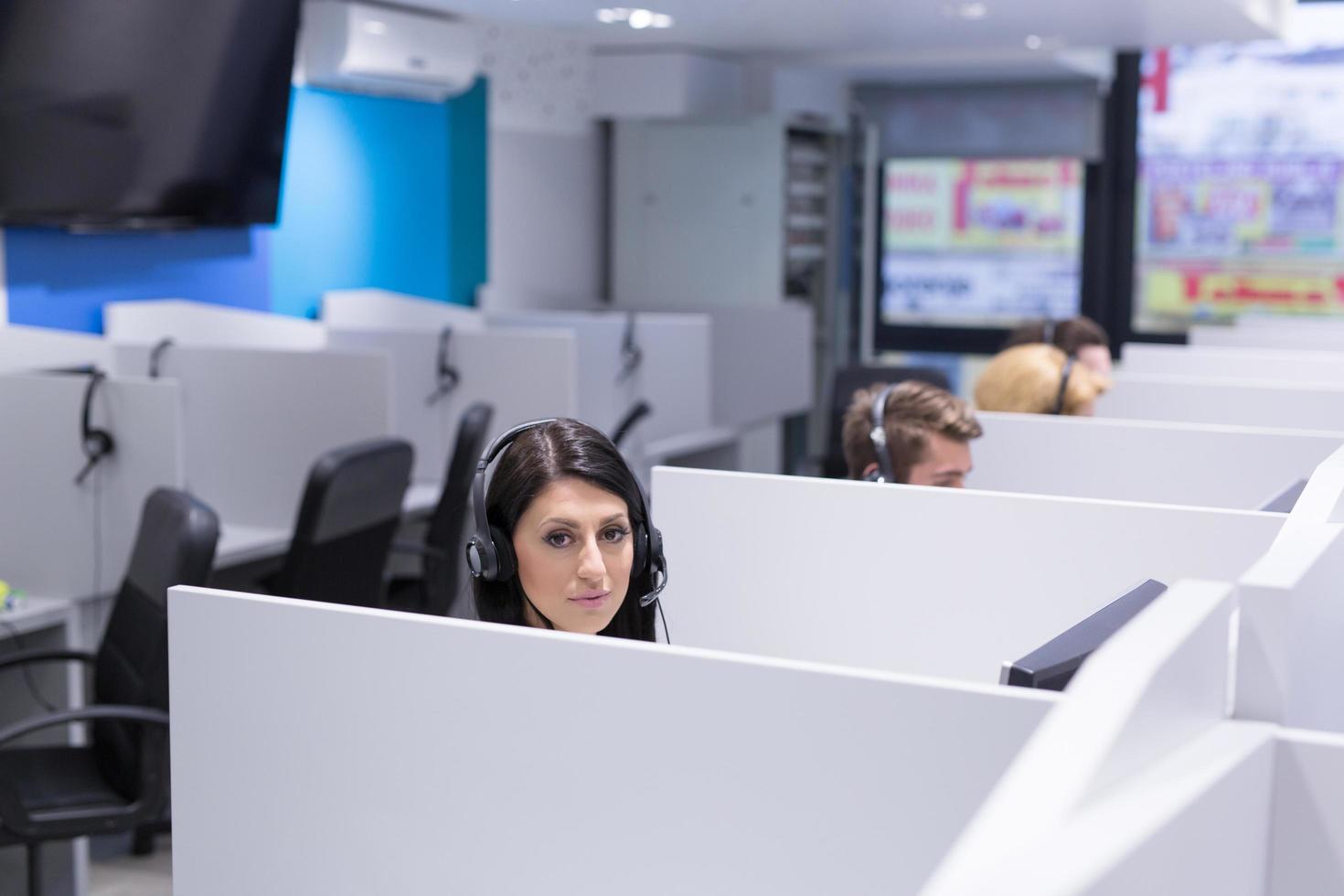 vrouw telefoontje centrum operator aan het doen haar baan foto