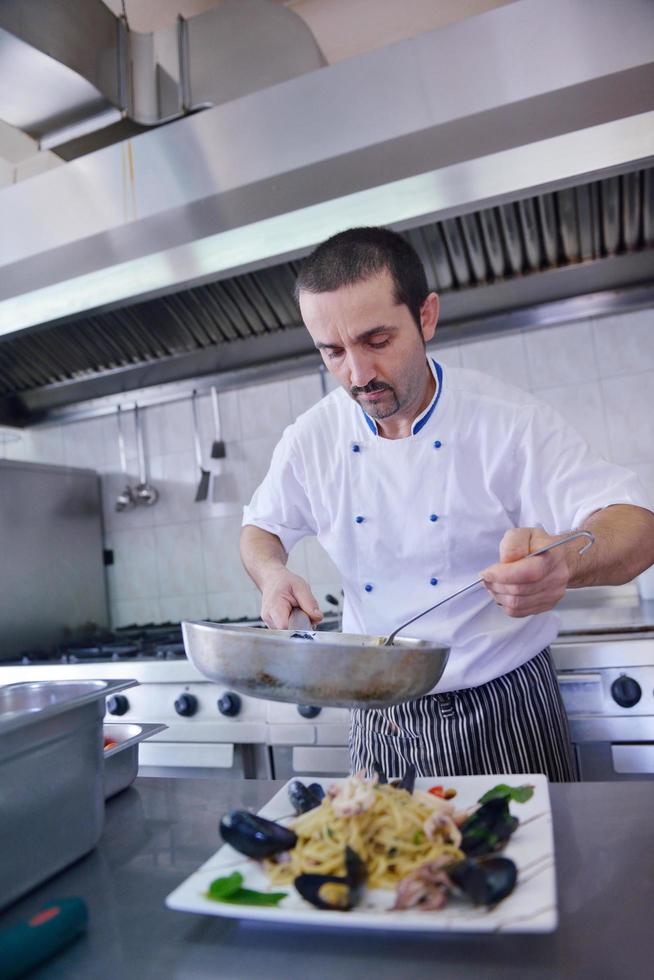 chef-kok bereiden van voedsel foto