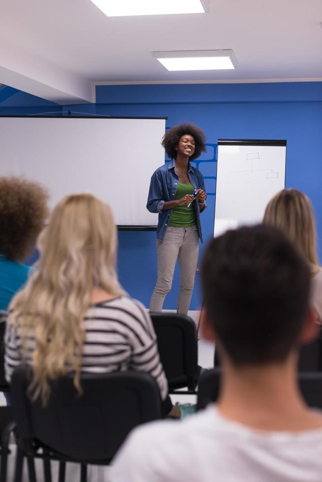 zwart vrouw spreker congres zakelijke bedrijf vergadering concept foto