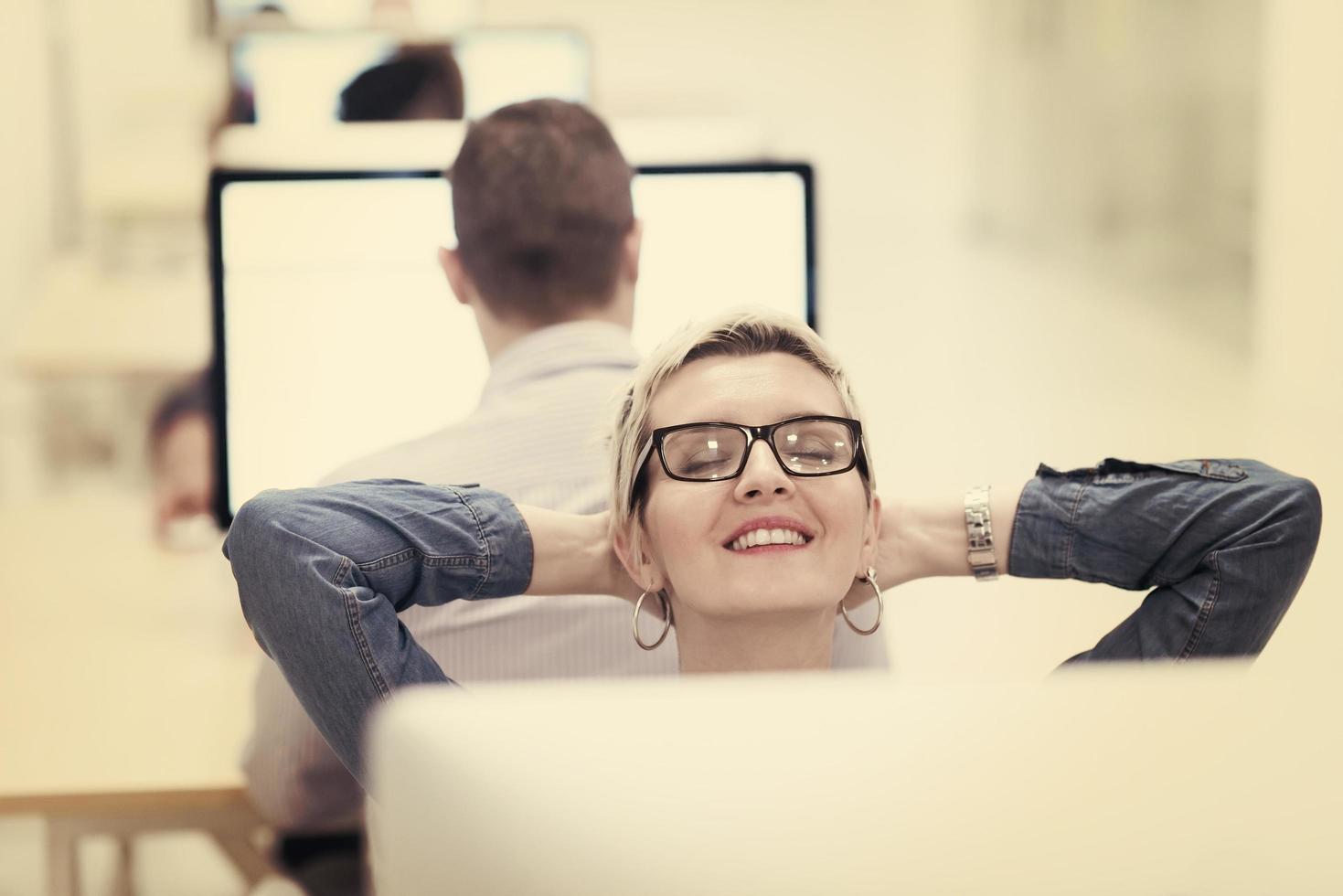 opstarten bedrijf, vrouw werken Aan bureaublad computer foto