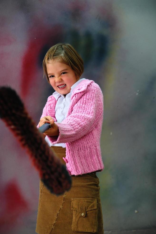 schattig weinig meisje hebben pret foto