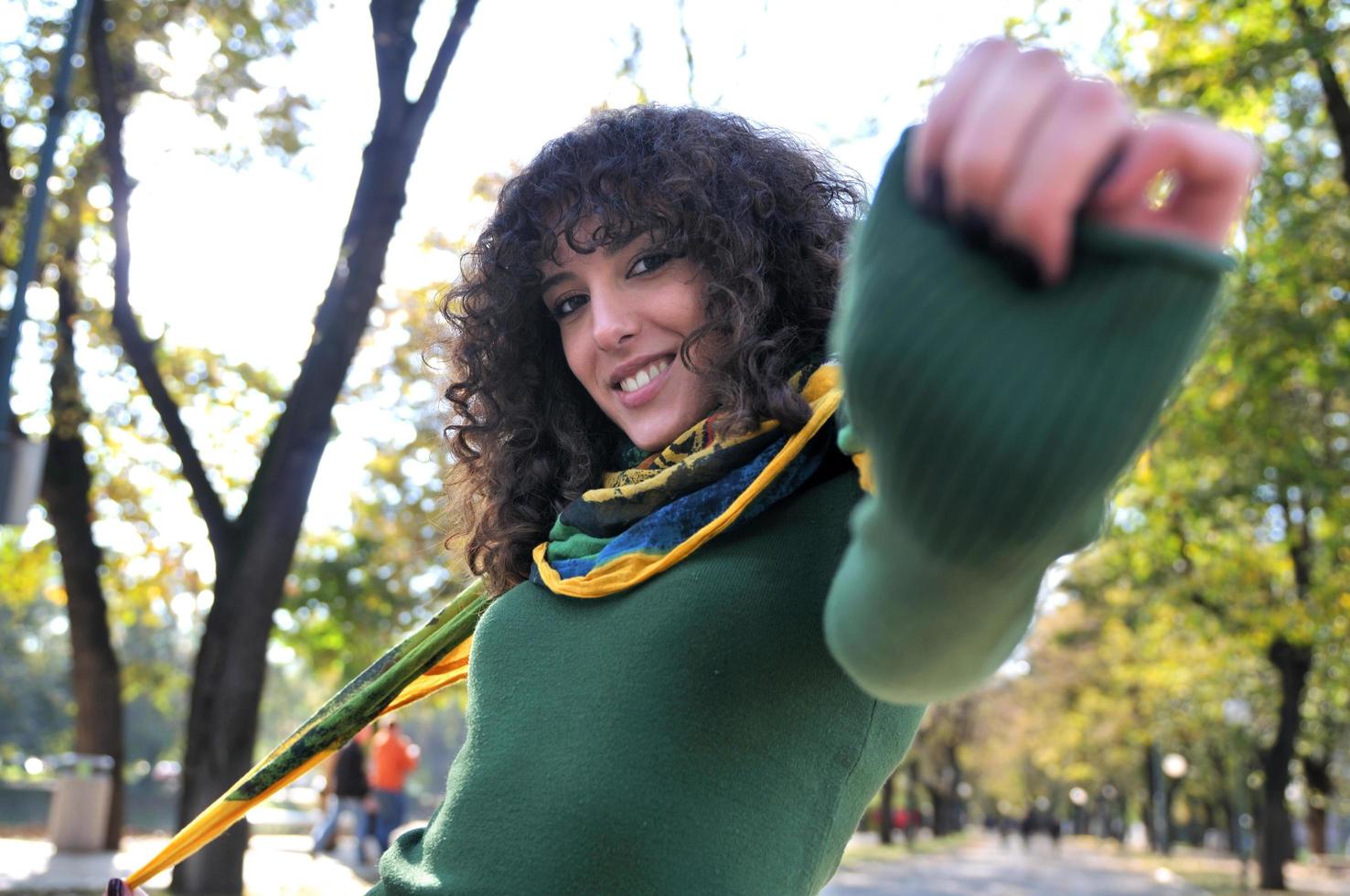 jong gekruld vrouw glimlachen foto